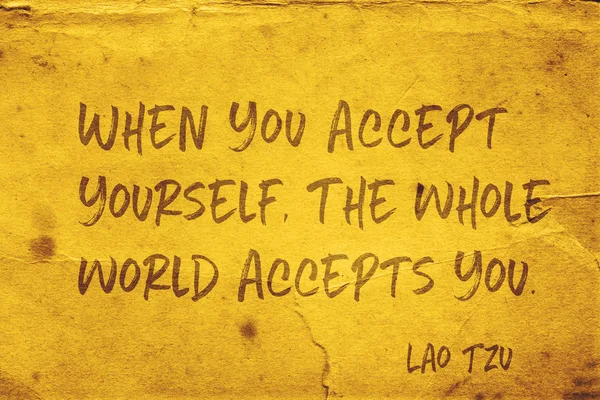 自分を受け入れると 全体の世界を受け入れる 古代中国の哲学者ラオス語 Tzu の引用はグランジの黄色紙に印刷 — ストック写真