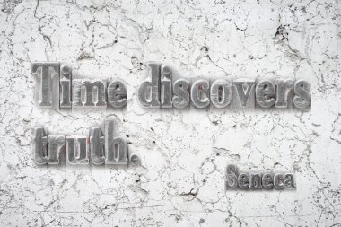 Zaman gerçeği keşfeder - antik Romalı filozof Seneca alıntı beyaz mermer duvara monte