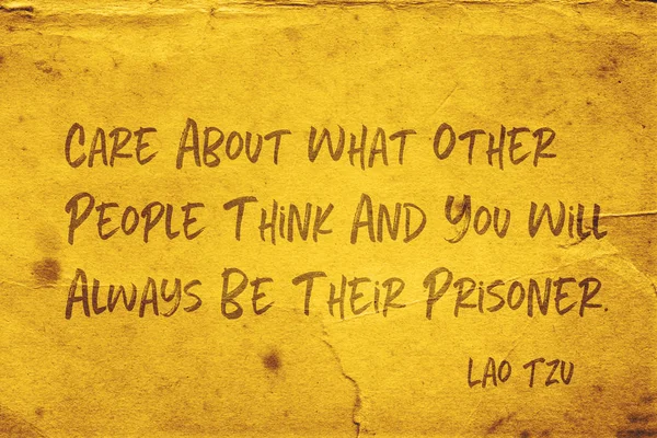 どのような他の人々 についての考え 必ず彼らの囚人を気 古代中国の哲学者老子は引用グランジ黄色い紙に印刷 — ストック写真