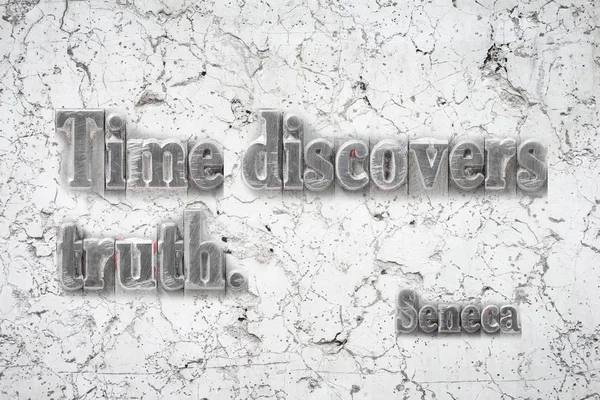 時間が真実を発見 古代ローマの哲学者セネカ引用は 白い大理石の壁にマウントされています — ストック写真