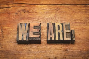 vintage Tipo blok ahşap yüzeyde yapılan ünlem olduğumuzu