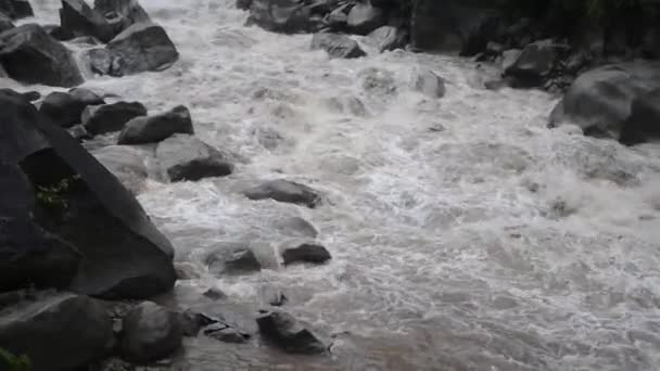 Fluxo do rio Urubamba — Vídeo de Stock