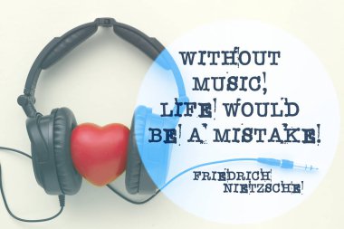 Müzik, bir hata - eski Alman filozof Friedrich Nietzsche teklif kulaklık çevresinde kırmızı kalp ile görüntü üzerinde yazılı hayat olur