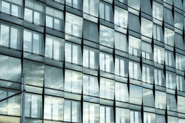 modern şehir akşam tarafından windows yansıması oluşturma
