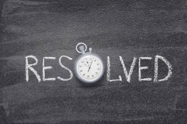 Çözümlenmiş kelime O yerine kullanılan vintage kesin kronometre ile kara tahta el yazısıyla yazılmış