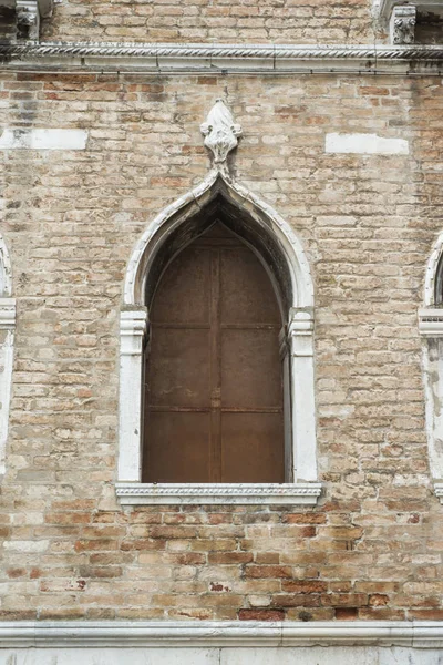 Venise Fenêtre Traditionnelle Avec Volets Fermés Sur Mur Ancien Bâtiment — Photo