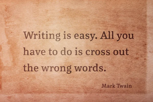 写作很容易 你要做的就是划掉错误的字眼 美国著名作家马克 吐温的语录印在老式的垃圾纸上 — 图库照片