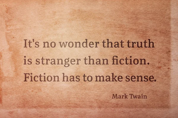 それは当然 事実は小説よりも奇なり 有名なアメリカの作家マーク トウェインは引用ヴィンテージ グランジ紙に印刷 — ストック写真