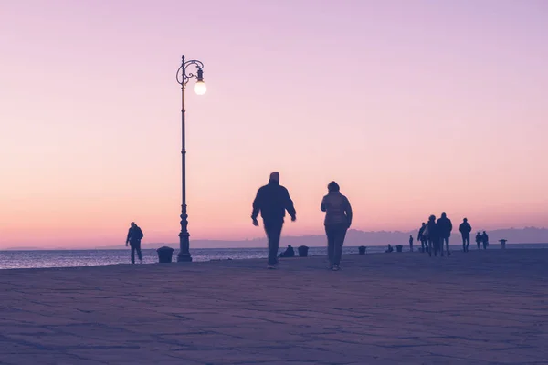 Ludzie Chodzą Molo Morze Przez Wieczór Trieste Włochy — Zdjęcie stockowe