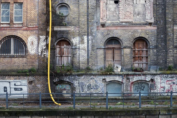 Alte Schmutzige Ziegelwände Verlassener Stadtgebäude — Stockfoto