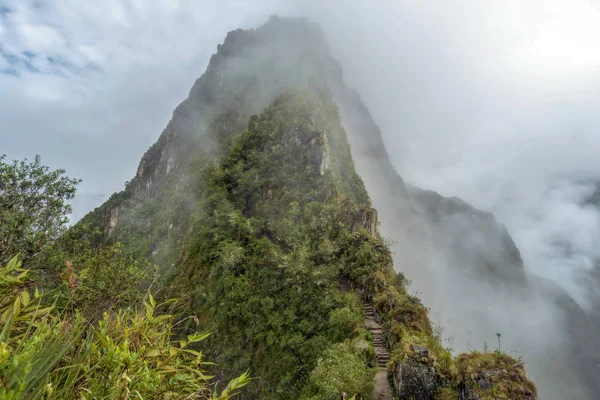 Nebbioso Paesaggio Mattutino Alla Montagna Huayana Picchu Perù — Foto Stock