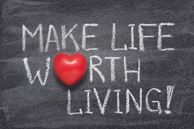 hayat O yerine kırmızı kalp simgesi olan kara tahta üzerinde el yazısı yaşam ifade değer yapmak