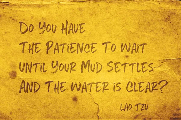 泥が落ち着くし 水がクリアするを待つ忍耐を持っていますか ラオス語 Tzu は引用グランジ黄色い紙に印刷された古代中国の哲学者 — ストック写真