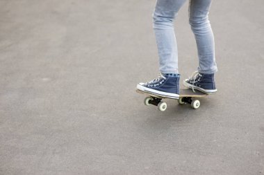 kentsel spor görüntü asfalt yolda hile yapma kaykay üzerinde ayaklı