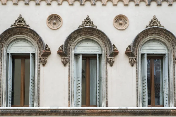 Fila di finestra veneziana — Foto Stock