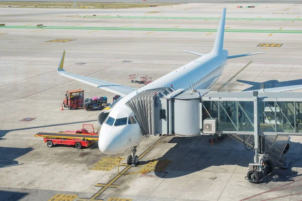 Airplane at boarding gate — Stock Photo, Image