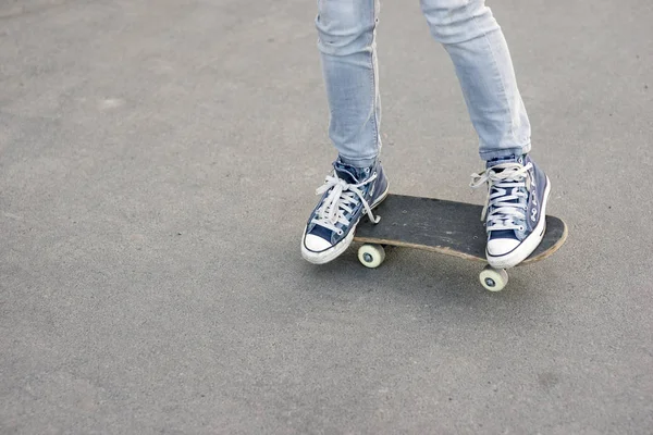 Truque de skate no asfalto — Fotografia de Stock