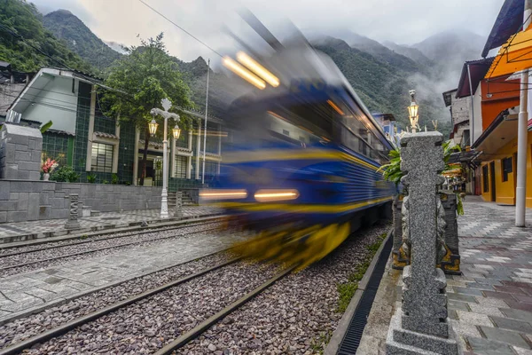 Peru 'da tren geçiyor. — Stok fotoğraf