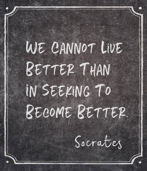 私たちは より良くなろうとするよりも生きることができません 古代ギリシャの哲学者ソクラテスは 額に書かれた引用黒板 — ストック写真