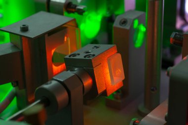 Operasyon sırasında optik parametrik osilatörün lazer kristaline odaklan, parlak noktalar tipik benek yapısına sahiptir - bu lazer ışığın özelliğidir
