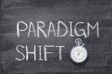karatahtaya klasik kronometreyle yazılmış paradigma kaydırma ifadesi