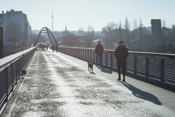 Berlijn Januari 2015 Veel Mensen Lopen Langs Moderne Opgehangen Pad — Stockfoto