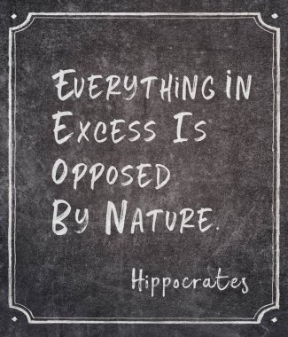 Fazla olan her şeye doğa karşı çıkıyor. Ünlü antik Yunan hekim Hipokrat, çerçevelenmiş karatahtaya yazılmış bir alıntı.