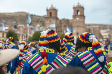 Puno, Peru 'daki büyük şehir meydanında geleneksel kostümlü pek çok sanatçı 