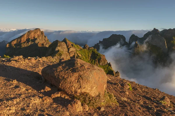 Enorme Rotsblok Door Heldere Ochtend Bovenop Berg Piek — Stockfoto