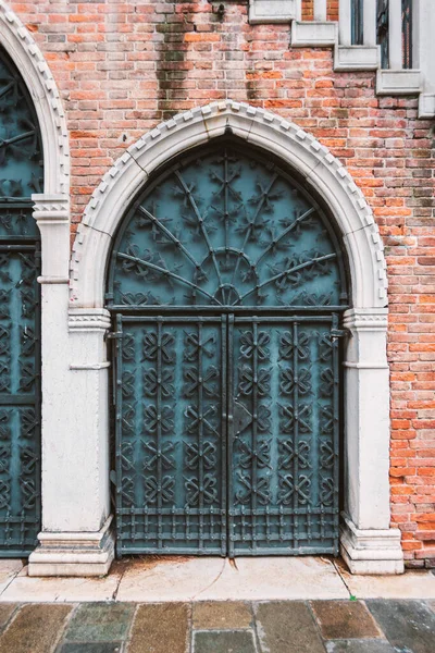 Puerta Forjada Vintage Bajo Las Escaleras Del Edificio Venecia Italia —  Fotos de Stock