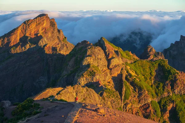 Turisti Sentiero Verso Pico Ruivo Mattina Luminosa Soleggiata — Foto Stock