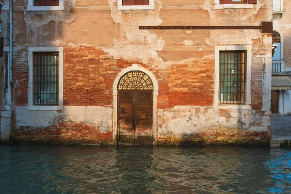 Außenfassade Des Antiken Gebäudes Mit Eingangstür Vom Wasserkanal Venedig Italien — Stockfoto
