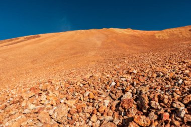 Koyu mavi gökyüzü ile parlak, pürüzsüz volkanik manzara