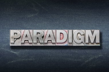 Koyu renk kot pantolon arka grubunda metalik harf baskısından yapılmış paradigma kelimesi