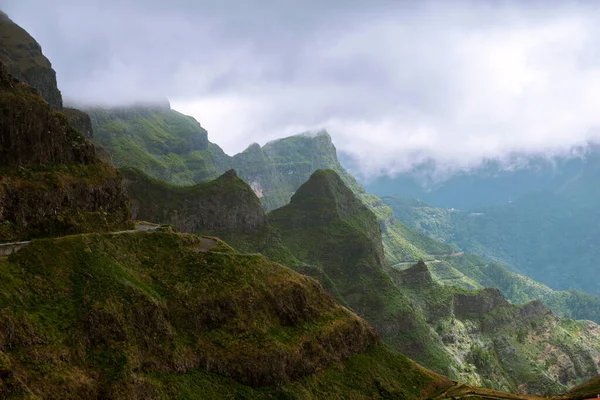 Schilderachtige Groene Bergen Van Madeira Eiland Met Regenachtige Wolken Naderend — Stockfoto