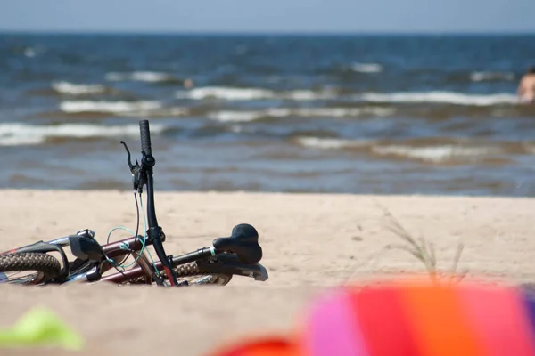 Cykel Handpåläggning Sandstrand Med Havet Bakgrunden Och Handduk — Stockfoto