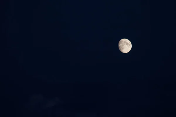 海军蓝天上四分之三的生长月亮 有一些可见的云 — 图库照片