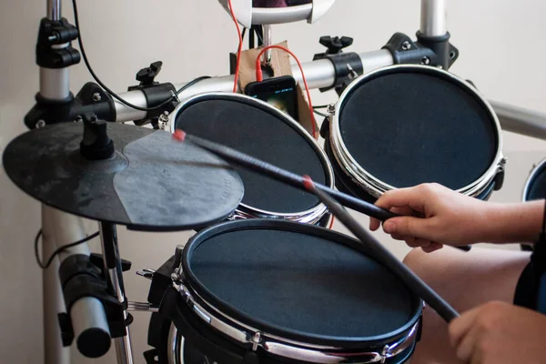Niet Herkende Jongen Beoefenen Van Elektronische Drums Met Zwarte Drumsticks Stockfoto