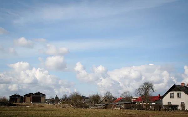 Vista Casas Aldeia Com Céu Azul Nuvens Sobre Eles Início — Fotografia de Stock