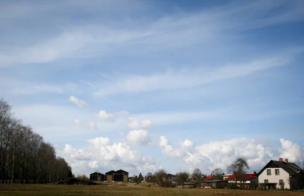 早春有蓝天白云的村屋观与文本空空间 — 图库照片