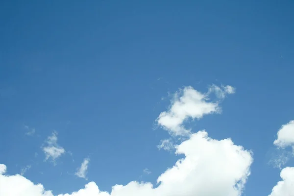 蓝色天空背景与白色积云在底部 — 图库照片