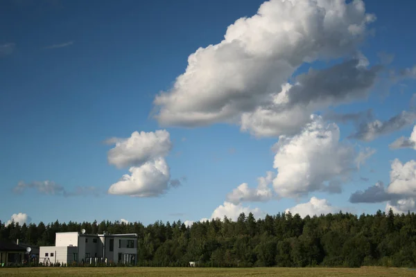 Vista Sobre Casa Branca Floresta Céu Com Nuvens Dia Ensolarado — Fotografia de Stock