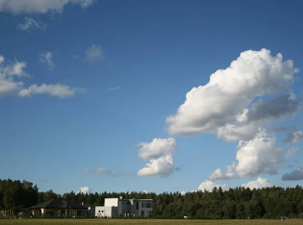 Vista Sulla Casa Bianca Foresta Cielo Con Nuvole Nella Soleggiata — Foto Stock