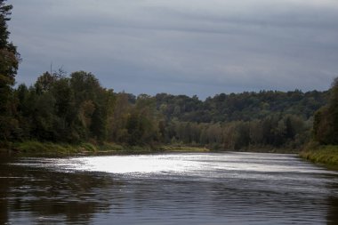 nehir ve orman yaz hala akşam su ve bulutlu karanlık gökyüzü ışık yansıması ile görüntüleme