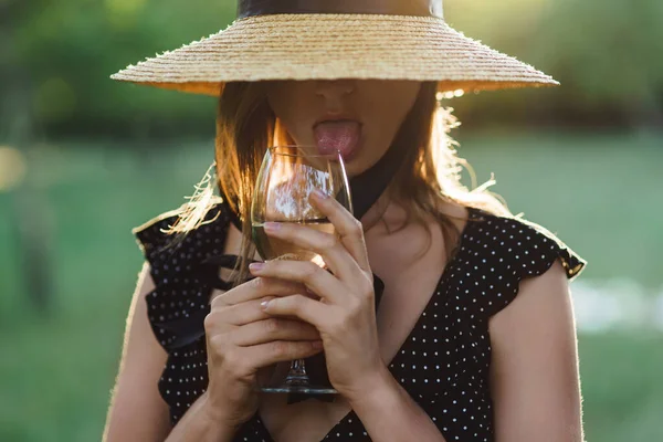 Fille Avec Verre Vin Dans Parc Soir Été — Photo