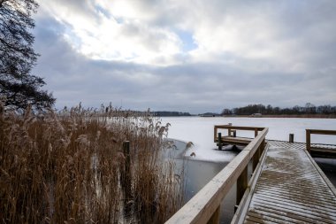 Der See ist beinahe zugefroren