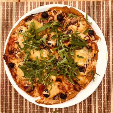 Selbstgemachte Pizza mit frischem Rucola