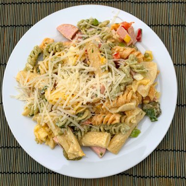 Bir heissen sommertagen eine Wohltat. Frischer Nudelsalat mit frischen Pamesan