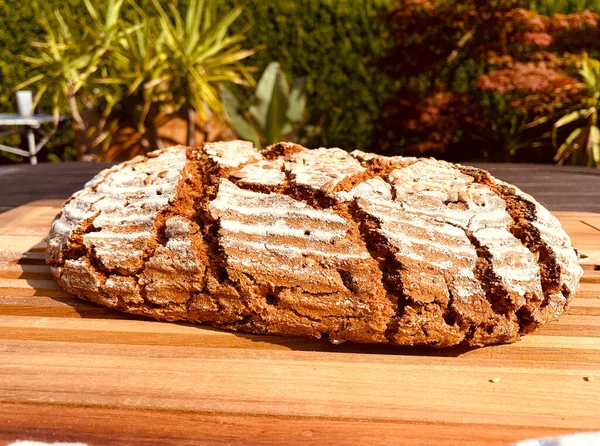 Das Frischgebackene Vollkornbrot Sieht Nicht Nur Lecker Aus — Fotografie, imagine de stoc