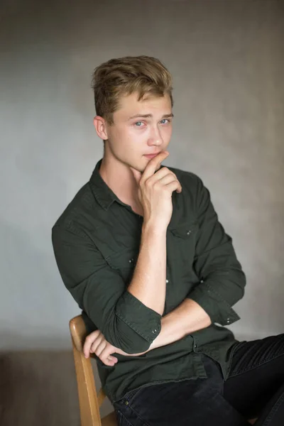 Brote Joven Caucásico Guapo Hombre Rubio Sobre Fondo Gris —  Fotos de Stock